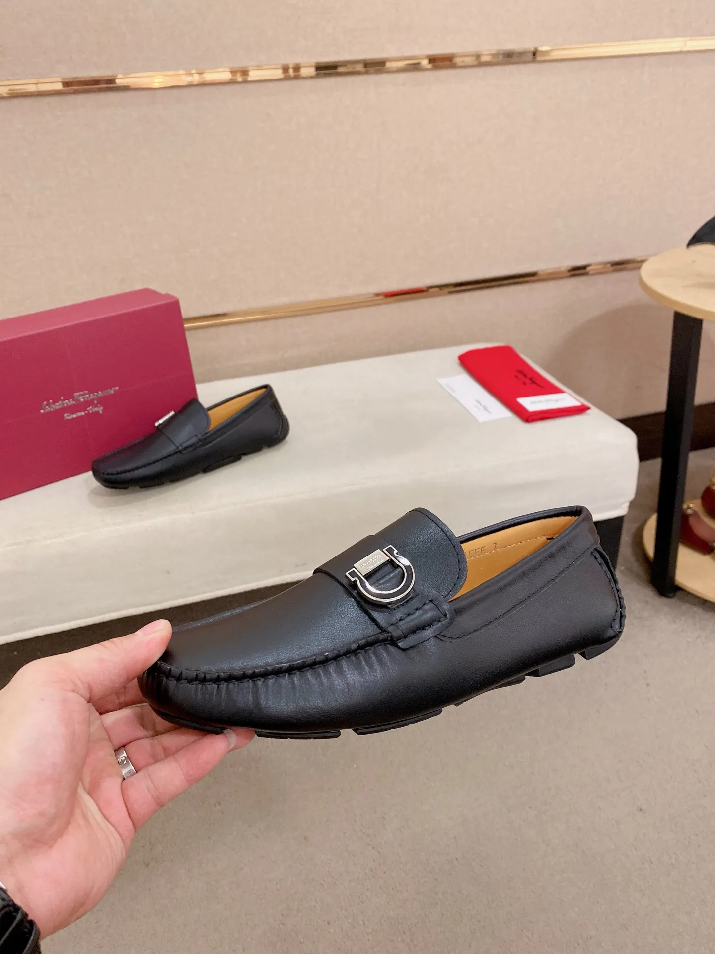 Men's shoes💰: 540💰High-end quality! Ferragamo🆕🆕Exclusive hot-selling products in stock🔥🔥New products on the shelves, high-quality Ferragamo men's pea shoes, high-end casual driving shoes, with complete packaging! 💪 💪 Material: imported first-layer pebbled cowhide 🐂 + imported high-quality water-dyed cowhide lining + wear-resistant outsole 👍🏻👍🏻 Features: high-end and comfortable, purely handmade 🚀 🚀 Create the perfect shoe that suits you best 🔥 🔥 Size: (38-44) 45 standard size can be customized!